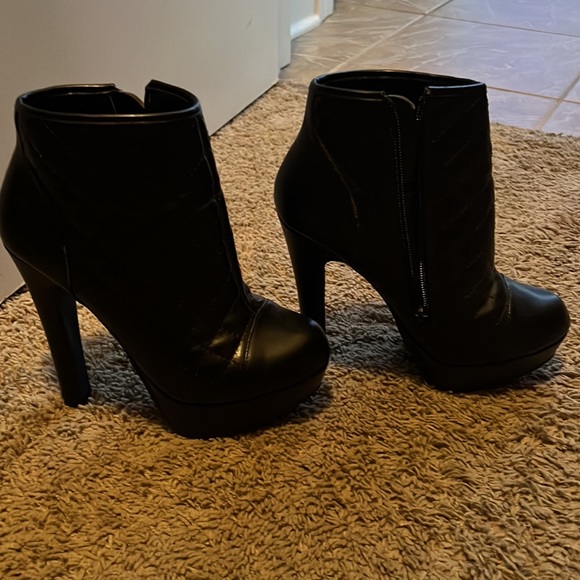Steve Madden booties! Gorgeous and only worn once! - Picture 3 of 3